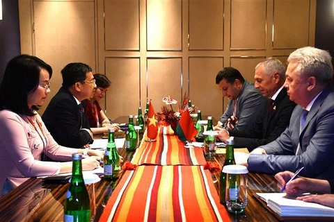 Delegación vietnamita se reúne con representantes extranjeros al margen de AIPA-44