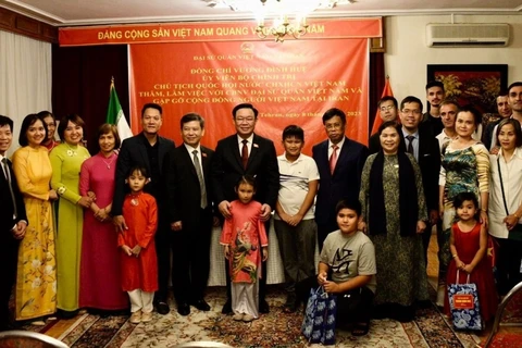 Presidente del Parlamento de Vietnam se reúne con comunidad de connacionales en Irán 