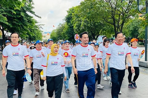 Casi mil personas participan en ASEAN Fun Walk 2023 en Ciudad Ho Chi Minh