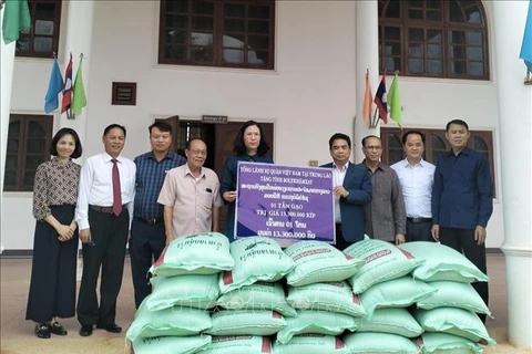Consulado General de Vietnam apoya a personas afectadas por inundaciones en Laos