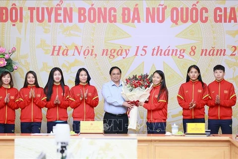 Premier vietnamita encuentra con equipo femenino de fútbol