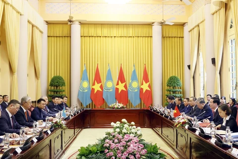 Presidente de Vietnam sostiene conversaciones con su homólogo kazajo