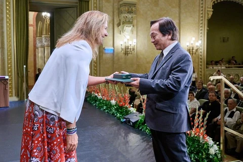Hungría otorga Orden de Mérito al profesor vietnamita