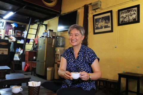 Canciller australiana disfruta café con huevo en casco antiguo de Hanoi