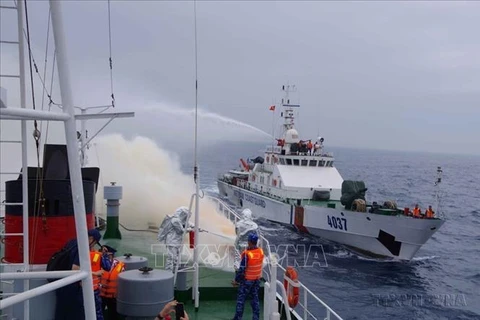 Honran a Guardia Costera de Vietnam