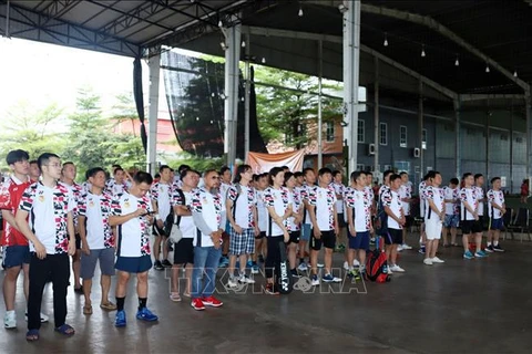 Nutrida participación en torneo de bádminton para vietnamitas en Laos