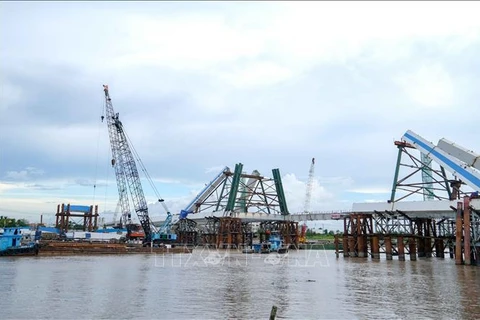 Instalan último segmento del puente Tran Hoang Na sobre río Can Tho