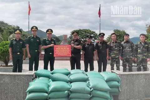 Entregan donación vietnamita a la guardia fronteriza de provincia laosiana