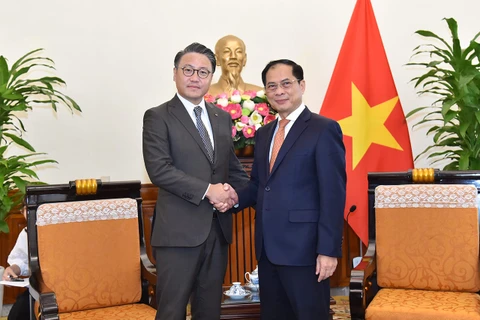 Canciller vietnamita recibe a gobernador de prefectura japonesa de Nagasaki
