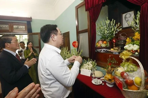 Titular del Parlamento vietnamita ofrece incienso en homenaje al Tío Ho