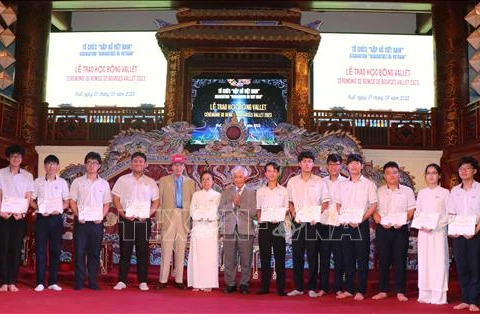 Más de 200 estudiantes en provincia vietnamita se benefician de becas Vallet