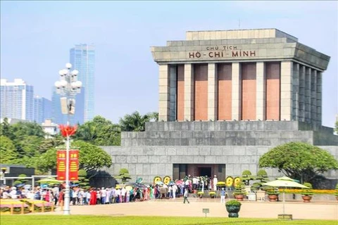 Casi 33 mil personas visitan Mausoleo dedicado al Tío Ho en Día Nacional