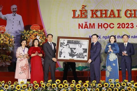 Dirigente vietnamita alienta a escuela de formación de estudiantes de Laos