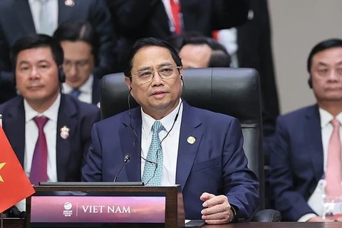 Premier vietnamita pronuncia discurso en sesión plenaria de 43ª Cumbre de ASEAN