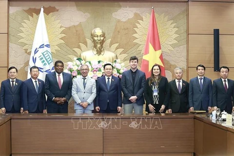 Presidente del Parlamento vietnamita recibe a dirigentes de la Unión Interparlamentaria