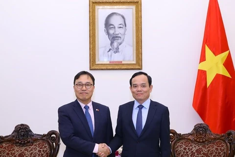Viceprimer ministro de Vietnam recibe al embajador de Corea del Sur