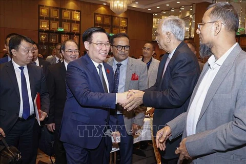 Presidente del Parlamento asiste al Foro de promoción de cooperación económica Vietnam - Bangladesh