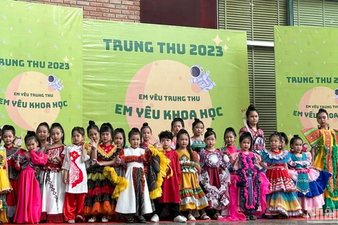 Celebran el Festival de Medio Otoño para niños en Hanoi