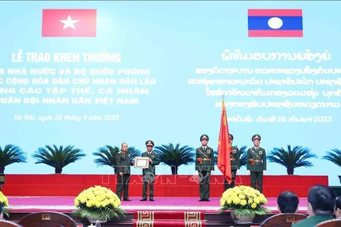 Militares vietnamitas reciben certificados de mérito de Laos