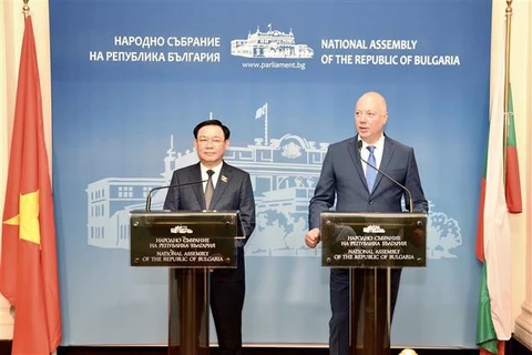 Presidentes de Parlamentos de Vietnam y Bulgaria se reúnen con la prensa 