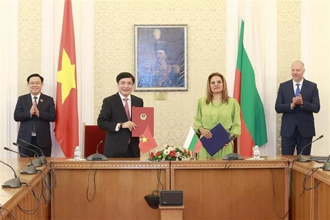 Titular del Parlamento vietnamita culmina visitas oficiales a Bangladesh y Bulgaria