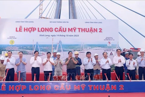 Premier vietnamita participa en acto de unión del tramo principal de puente My Thuan 2