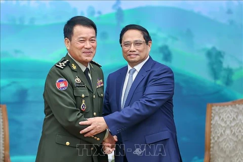Premier vietnamita recibe al general de Fuerzas Armadas Reales de Camboya