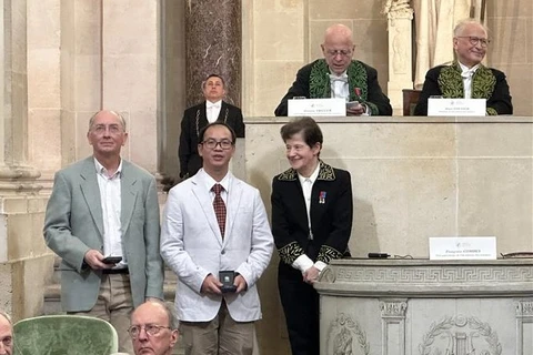 Dos científicos vietnamitas premiados por Academia de Ciencias de Francia