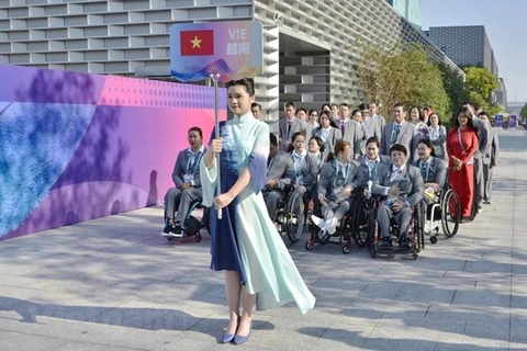 Bandera vietnamita ondea en la Villa de Juegos Paralímpicos de Asia