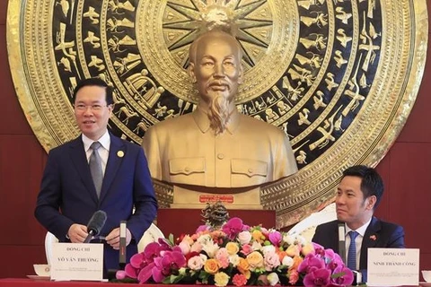 Presidente vietnamita se reúne con diplomáticos connacionales en China