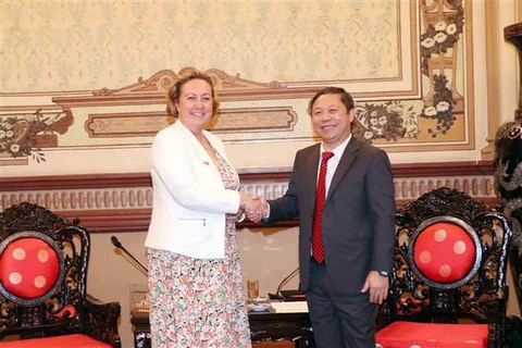 Ciudad Ho Chi Minh pide apoyo de Reino Unido en construcción de centros financieros internacionales