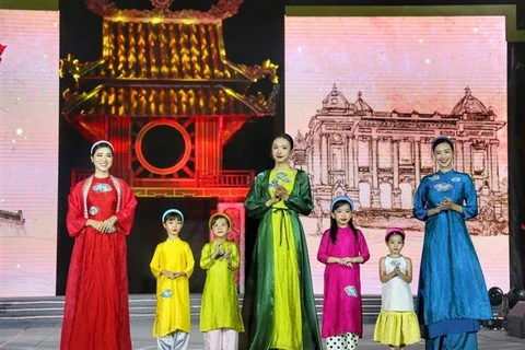 Colores brillantes iluminan noche inaugural del Festival Ao Dai de Turismo de Hanoi