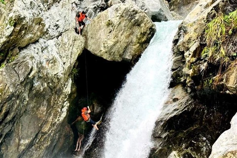 Rescatan a un extranjero atrapado en cascada en Vietnam