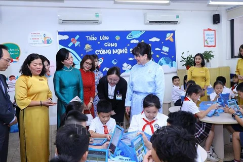 Esposa del presidente mongol visita escuela primaria en Hanoi 