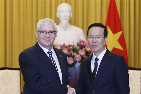 Presidente de Vietnam recibe al fiscal general de Hungría
