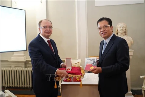 Ciudad rusa de San Petersburgo recibe nobles ordenes de Estado de Vietnam