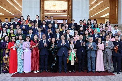 Primer ministro de Vietnam se reúne con maestros destacados