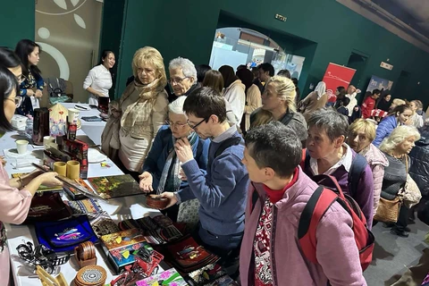 Vietnam participa en Feria Diplomática de Caridad en Hungría