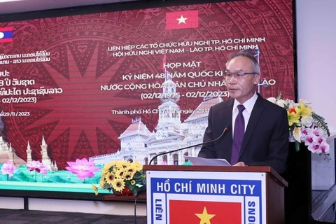Autoridades de Ciudad Ho Chi Minh felicitan a Laos por su 48º Día Nacional 