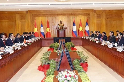 Presidente del Parlamento vietnamita conversa con su homólogo laosiano