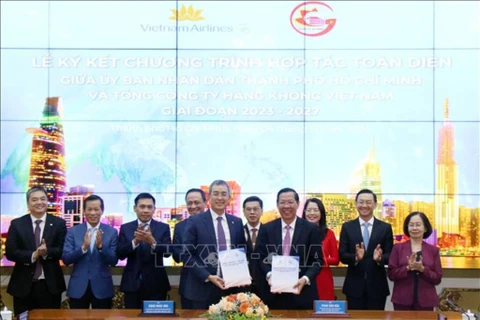 Ciudad Ho Chi Minh y Vietnam Airlines firman acuerdo de cooperación integral