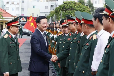 Presidente vietnamita visita Comando de la Región Militar 5