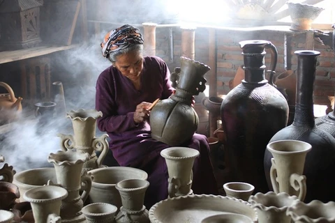 Trabajan por asociar arte alfarero del pueblo Cham con turismo comunitario