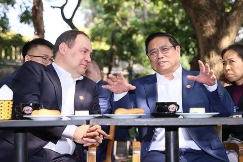 Primeros ministros de Vietnam y Belarús visitan Torre de la Bandera de Hanoi y disfrutan del café vietnamita