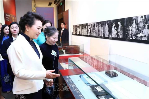 Cónyuges de máximos dirigentes partidistas de Vietnam y China visitan Museo de la Mujer Vietnamita