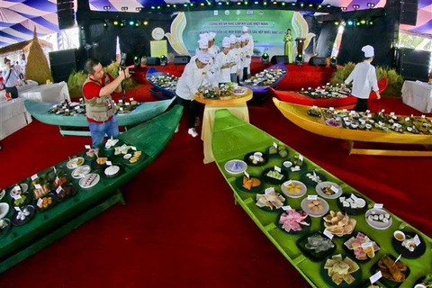 Establecen récord de mayor cantidad de pasteles elaborados con arroz en Vietnam