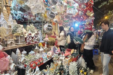 Silencio de mercado de adornos navideños en Hanoi