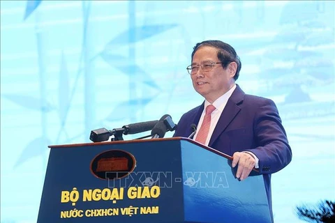 Primer ministro de Vietnam orienta tareas para la diplomacia económica