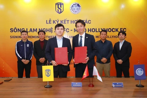 Club de fútbol de Japón apoya al equipo vietnamita en mejorar estructura organizativa