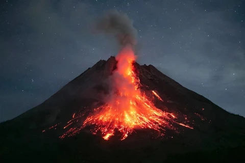 Cierran aeropuerto de Indonesia debido a erupción del volcán Marapi